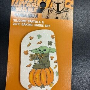 Star Wars long silicone spatula wooden handle base 24 printed muffin baking cups